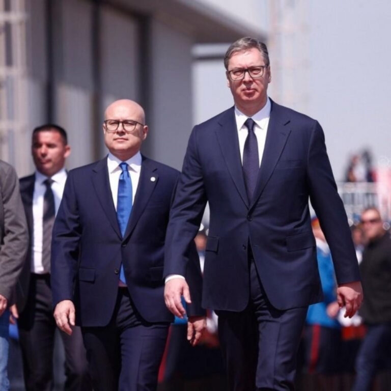 Aleksandar Vučić u pratnji saradnika — ilustrativna fotografija.